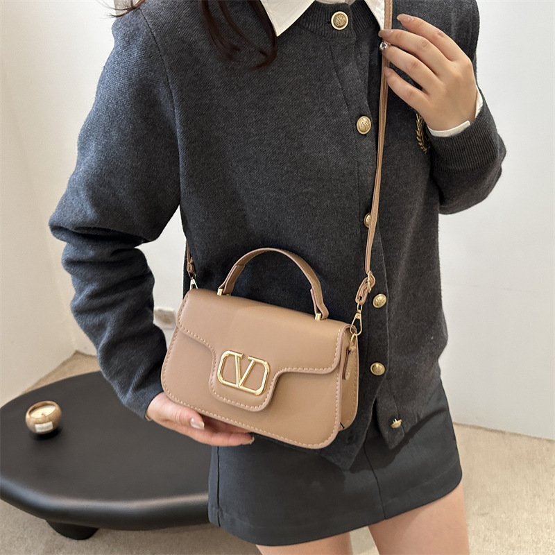 Textura de alta calidad Cadena de gas extranjero Bolso de locomotora de charol Mujer 2024 Nuevo nicho Bolso cuadrado pequeño de mensajero de un solo hombro