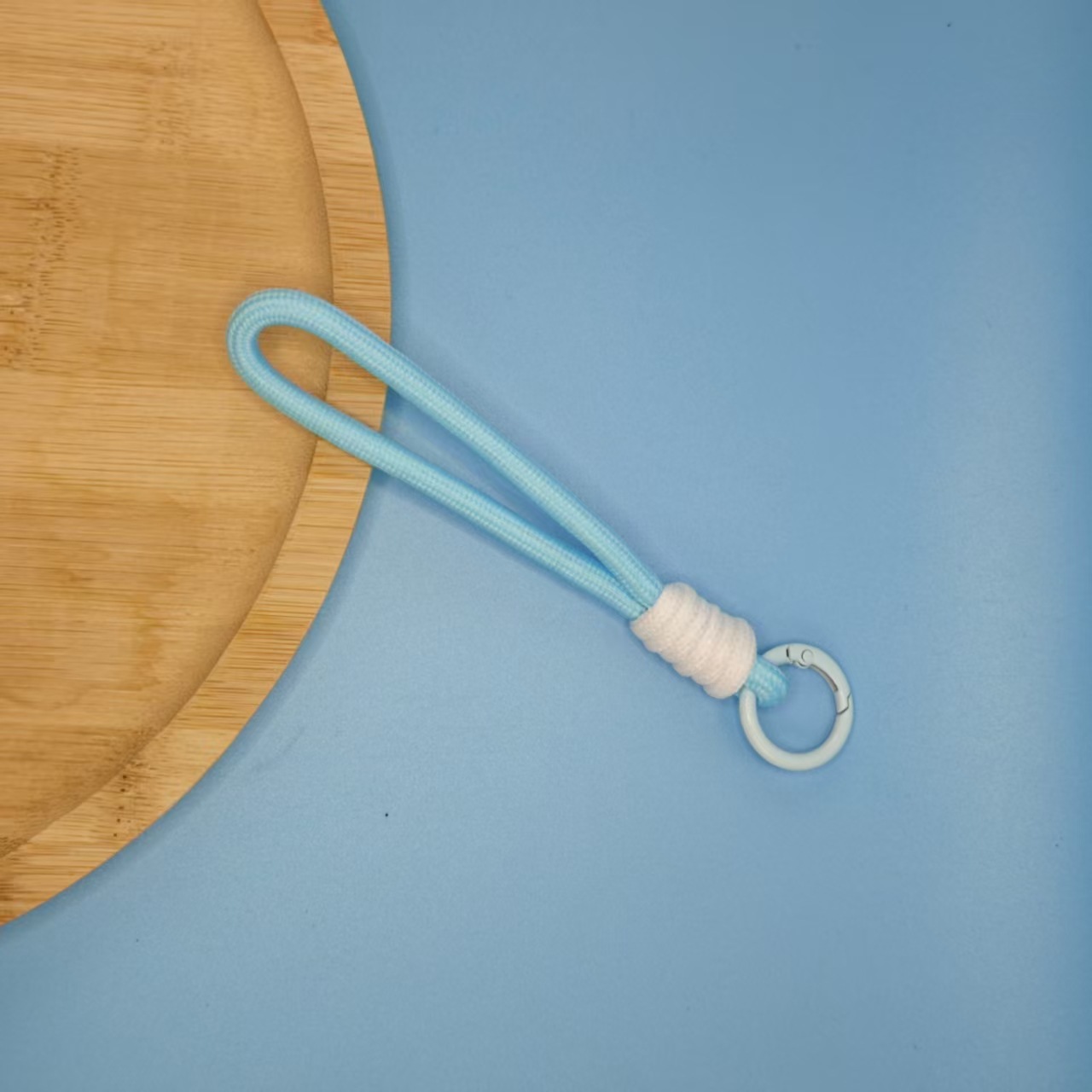 연한 파란색과 흰색 매듭