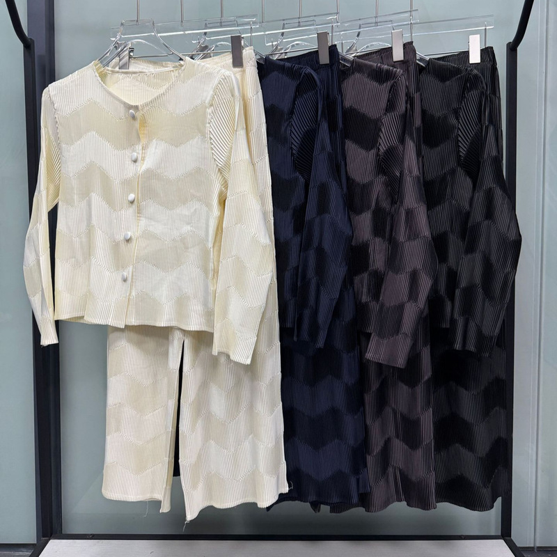 Fashionable glossy pleated two-piece set, new autumn style with trendy design, two-tone shiny straight wide-leg pants suit for women Fashionable glossy pleated two-piece set, new autumn style with trendy design, two-tone shiny straight wide-leg pants suit for women