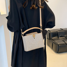 �����n��С��������Ƭ�r��Ů�������ĸ���Ԇμ���W���LŮб���