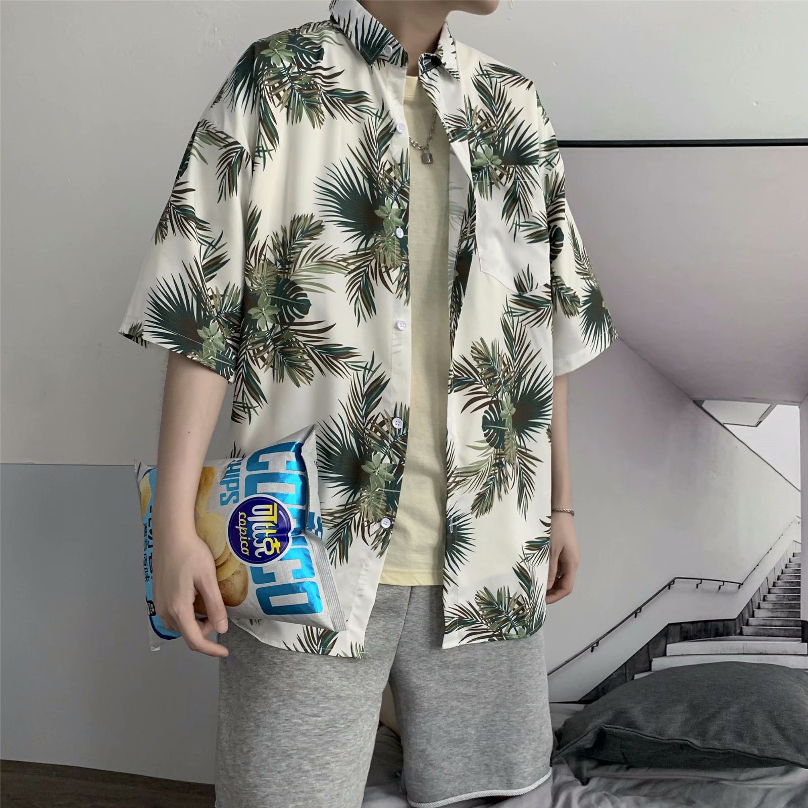 Estilo japonés retro floral camisa de manga corta de los hombres estilo coreano moda fresco todo partido guapo media manga hawaiana camisa de moda