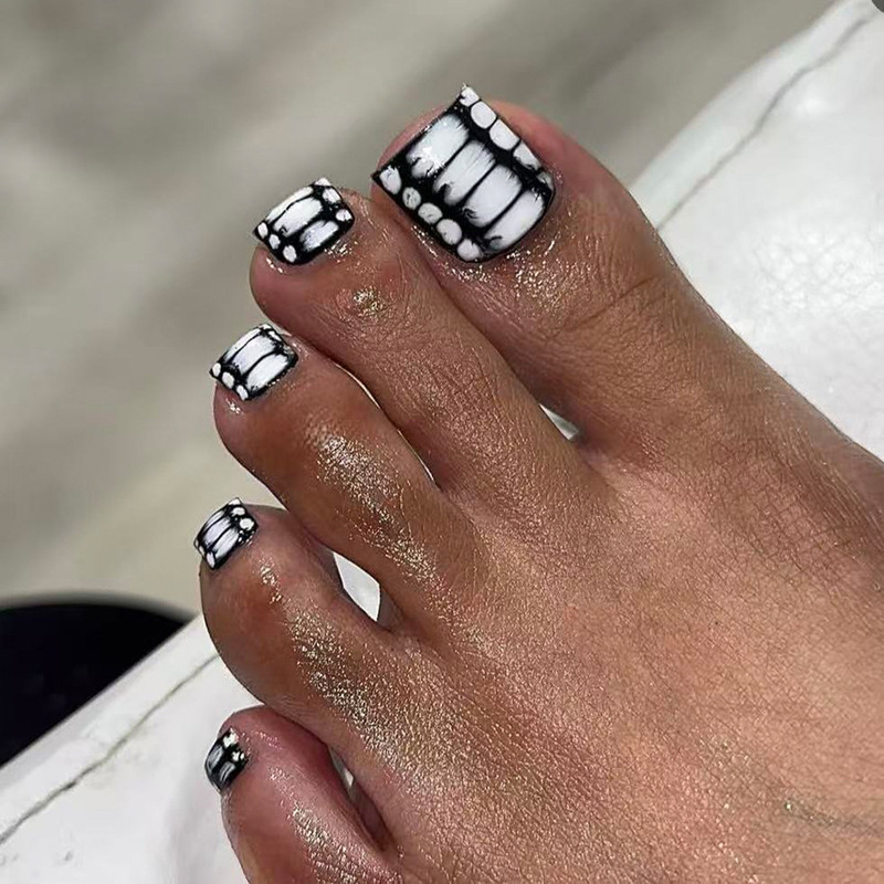 Short Glossy Minimalist Style European and American Cross-Border Foreign Trade Spring/Summer Black and White Gradient Hot Girl Toenail Press-On Nails 24 Pieces