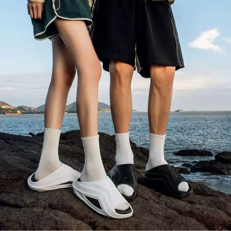 Мужские летние холодные тапочки 2025 новая мода наружная одежда для домашнего использования в помещении противоскользящая ванная комната для купания тапки на толстой подошвине