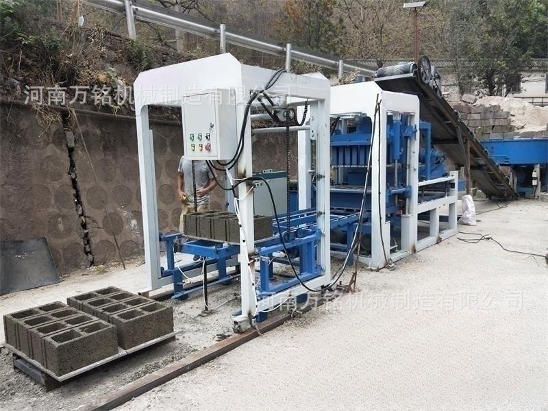 Exportación de Asia central y semiautomática máquina de formación de bloques huecos pequeña máquina de ladrillo de cemento sin quemar máquina de ladrillo de residuos de construcción