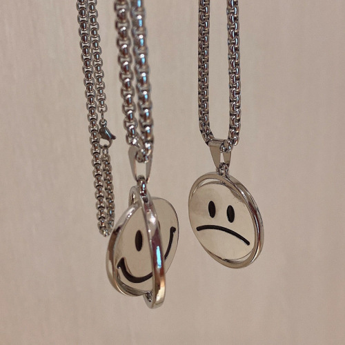 Personalized hip-hop smiley necklace for young couples niche design t-shirt chain bear astronaut mechanical rabbit