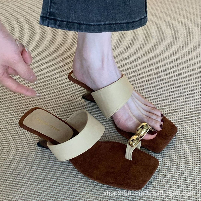 El estilo francés de alta sensación de hebilla de metal, zapatillas frías de dedo de dedos, zapatillas de tacones plateados no cansados de verano image 3