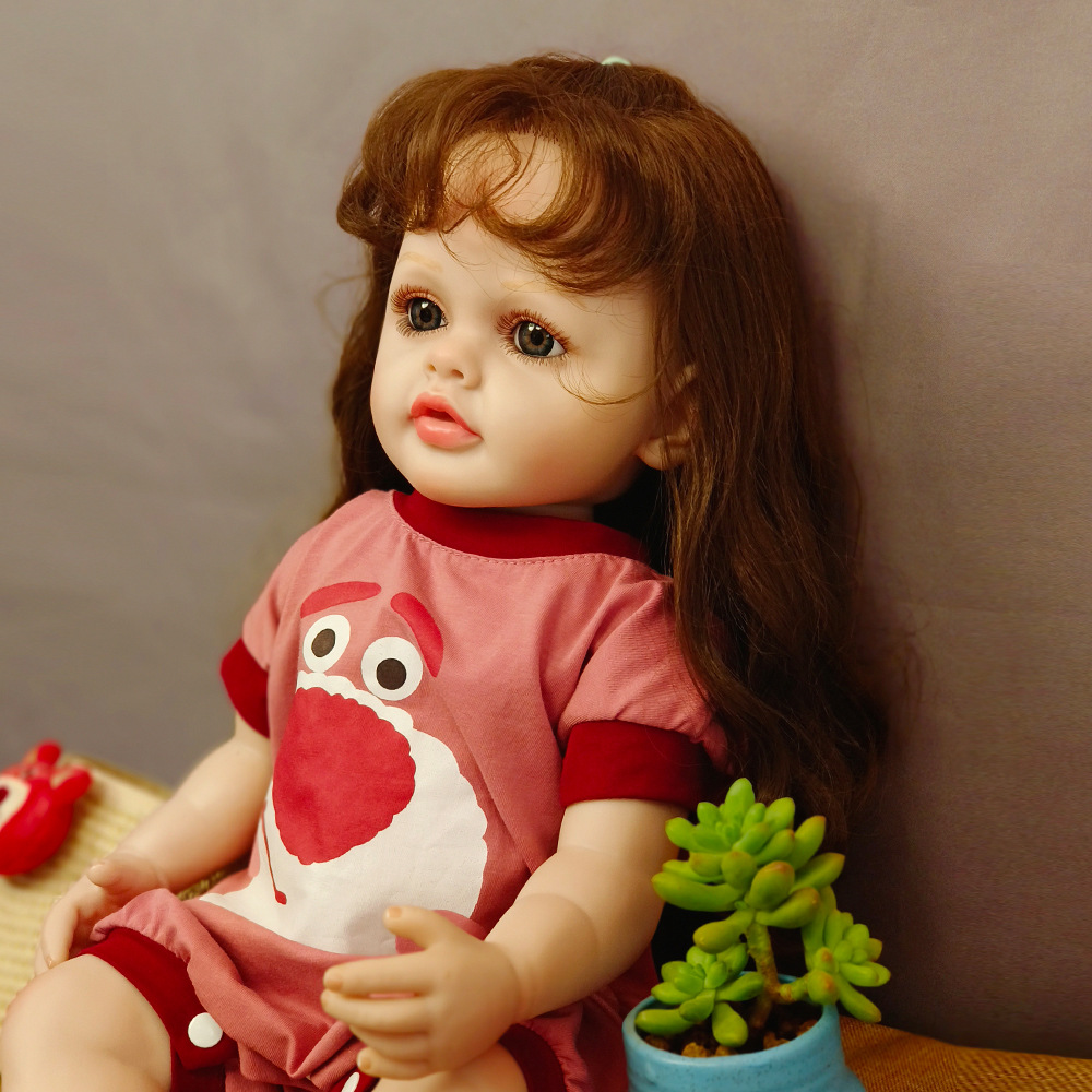 Muñeca suave artificial de 55cm, muñeco realista con cara sonriente, oso de fresa que puede entrar en el agua para acompañar el juguete de muñeca