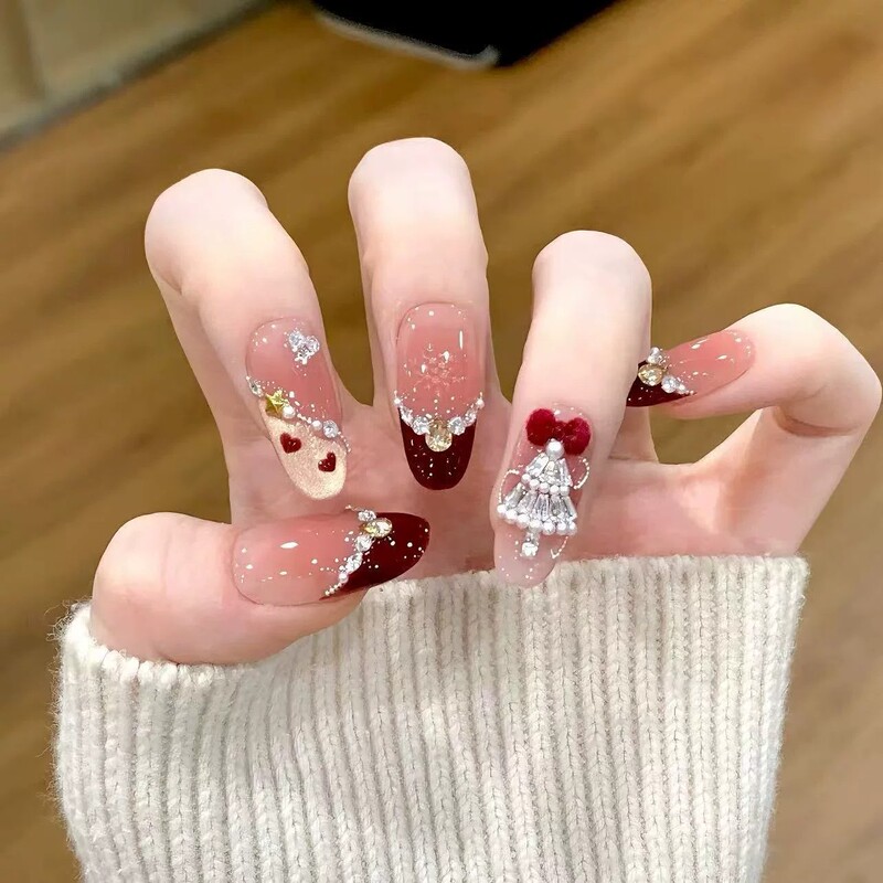 Christmas-themed nail art decorations: exquisite, sparkling, and dreamy Christmas tree designs that are cute, three-dimensional, and create a beautiful, festive atmosphere