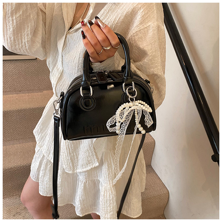 This year, Korean-style, stylish and simple hand-held bags with niche designs are in vogue. These are fashionable summer underarm bags for women's commuting undefined