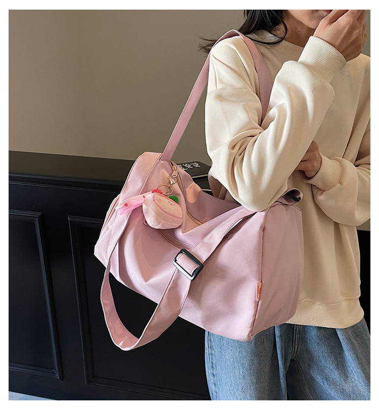 Sports yoga fitness bag 2025 new college student shoulder bag cute pendant-tipped crossbody bag popular travel bag