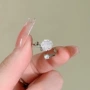 少女开口甜美山茶花对戒