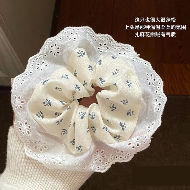 목가적인 파란색 꽃무늬 머리끈