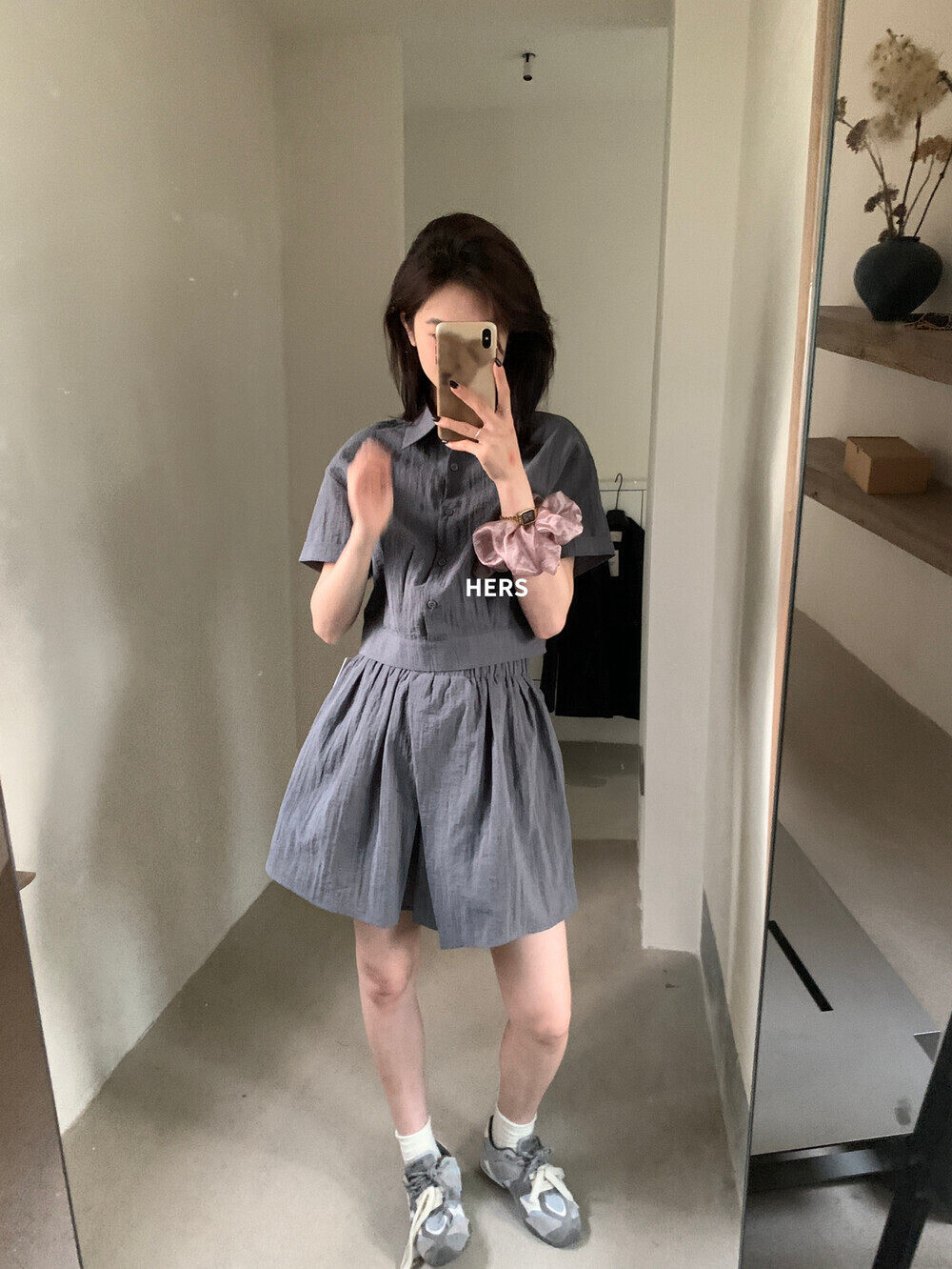 Bộ hai mảnh áo sơ mi ngắn phối quần short cạp chun nữ — xám đậm, màu hồng chi tiết 17