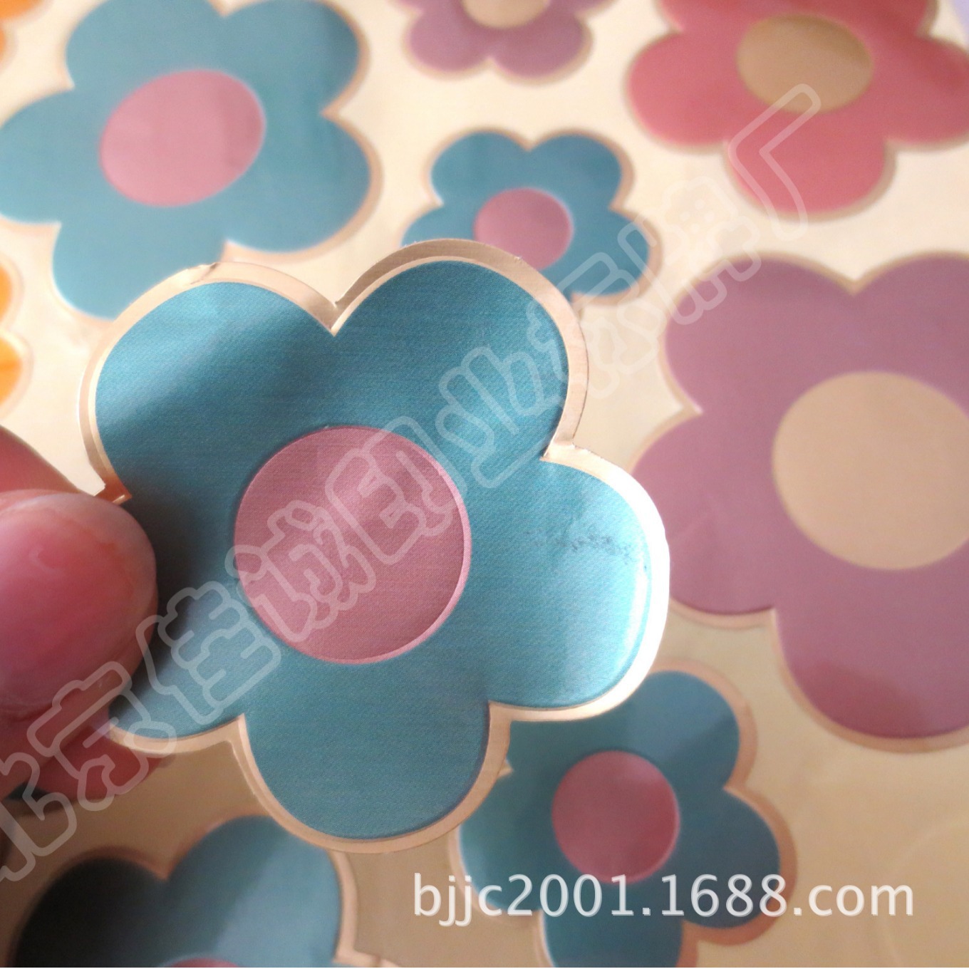 供应花朵不干胶标贴 花形贴纸  金箔彩色花形贴纸