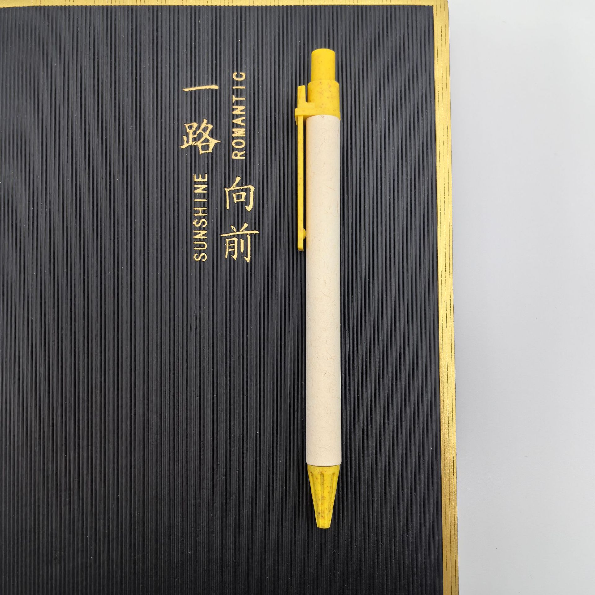 Presione bolígrafo de papel de color ecológico personalizado LOGO comercio exterior bolígrafo de tubo de papel blanco reciclado bolígrafo de caja de leche