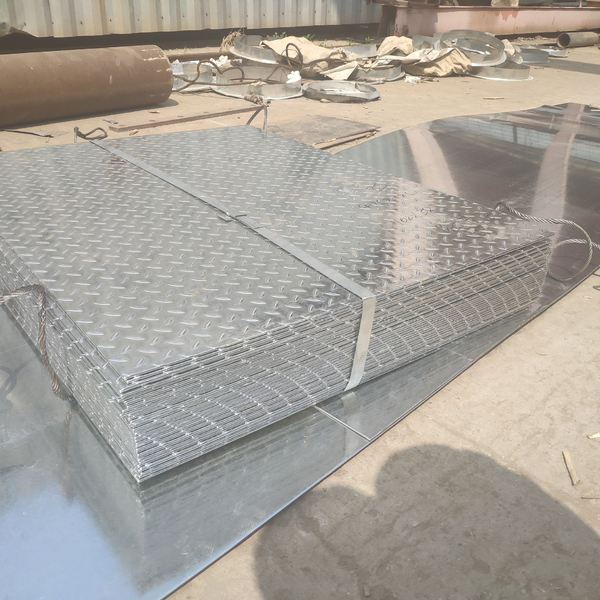 无锡304/201不锈钢花纹板，防滑板防滑效果好，外表美观价格便宜