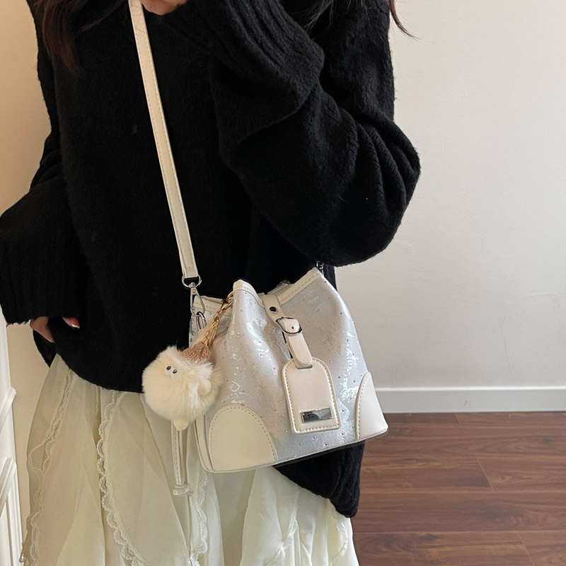 Bolsa de cubo para mujeres 2025 nueva moda super caliente nicho bolso de hombro diseño universal bolso de textura de alta calidad bolso de mochila