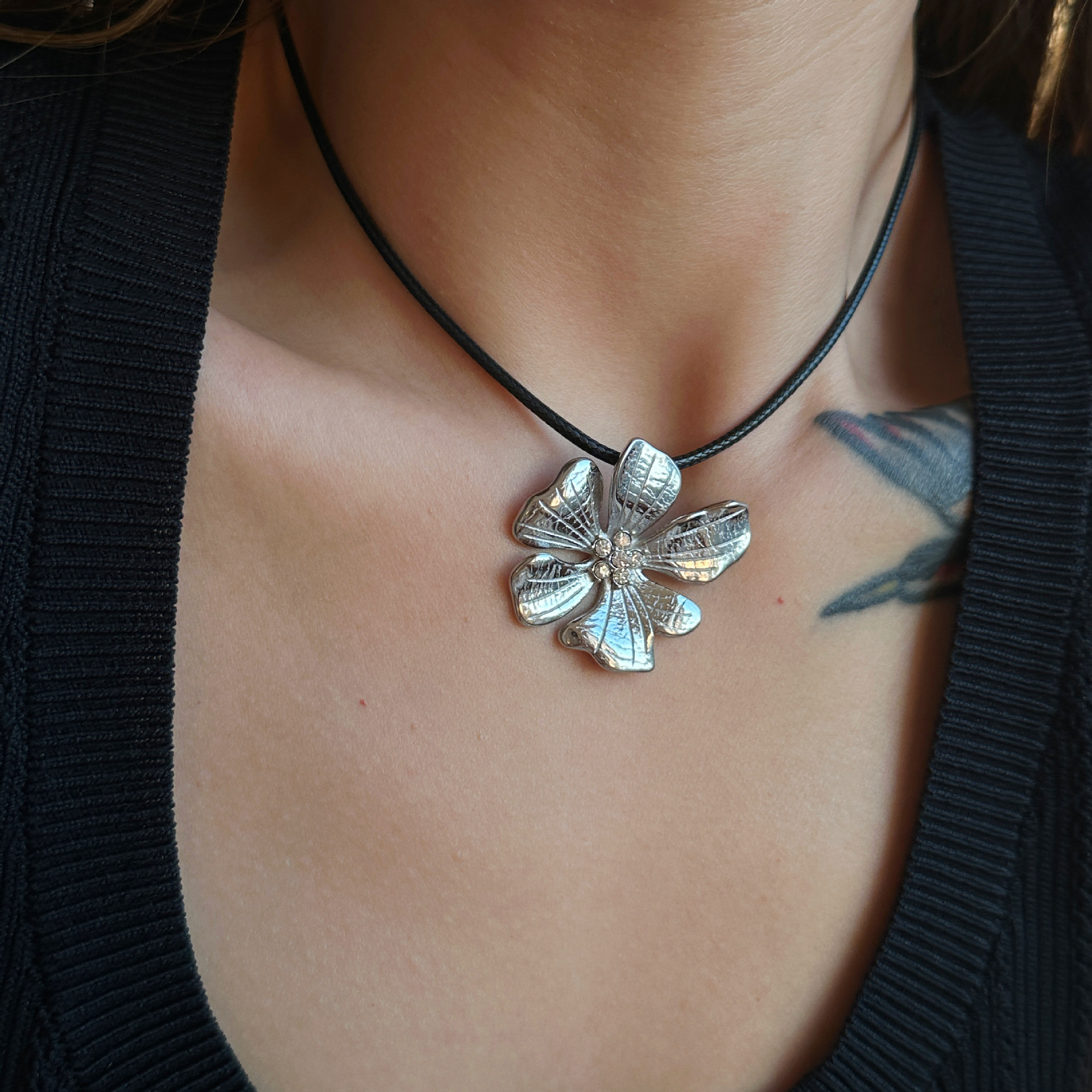 1 Piece Quantity Holiday, Outdoor, Daily Occasion Wholesale Jewelry Retro Flower Leather Rope Titanium Steel Zircon 18K Gold Plated Plating Inlay Pendant Necklace