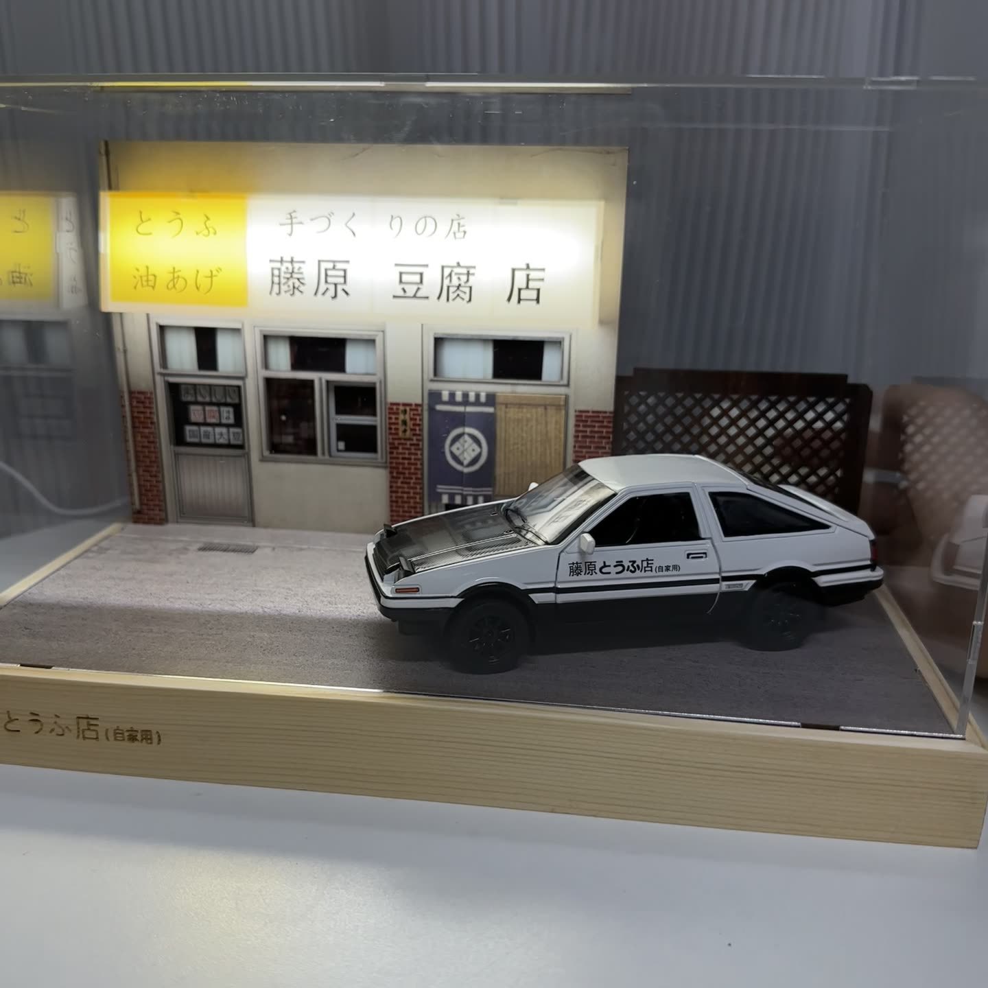 Jianyuan 1:32 fuyuan tofu tienda AE86 modelo con luz coche de juguete escena decoración soporte exhibición acrílico