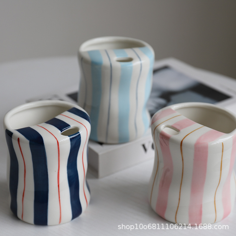 Ventas transfronterizas calientes cerámicas simples tazas de paja de café tazas de agua domésticas tazas de alto valor de cara tazas de rayas coreanas pintadas a mano tazas
