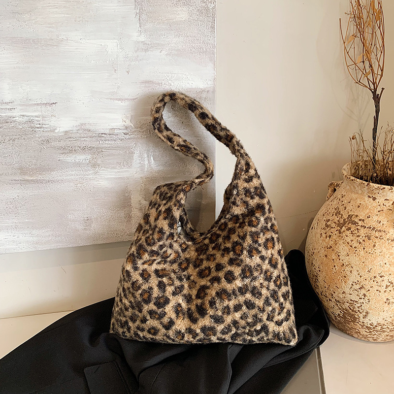 Versión coreana del bolso tote con estampado de leopardo de felpa ins 2024 otoño e invierno nuevo bolso de hombro de gran capacidad para viajeros, bolso de axila literario