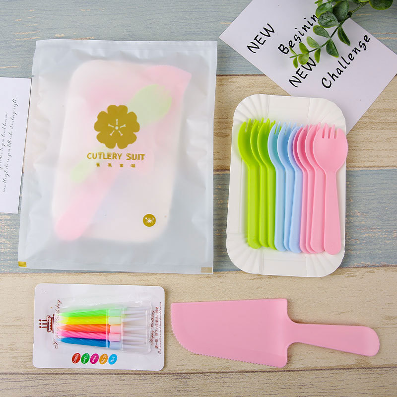 흰색 가방, 트레이 10개, 포크 10개, 나이프 캔들 28세트