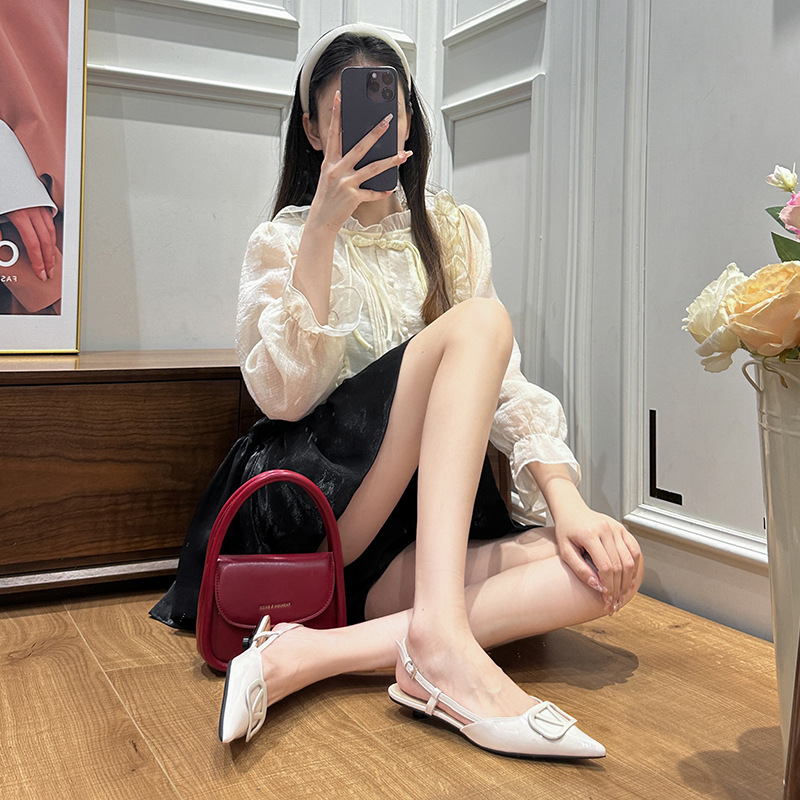 Sandalias de tacón de aguja con hebilla en V puntiaguda francesa para mujer 2024 primavera y verano nuevo temperamento de todo fósforo boca baja detrás de los zapatos de tacón bajo