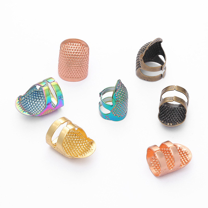 Anillo de dedal ajustable retro europeo, herramienta de costura de punto de cruz, cubierta de dedos bordada de metal antideslizante hecha a mano para el hogar