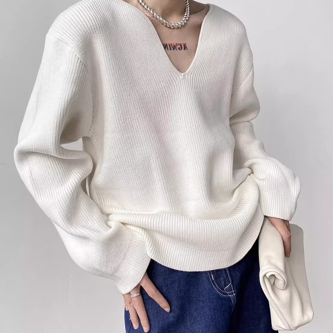 zj827zj827 Unique V-neck sweater design, stylish men's knitwear, perfect for winter.