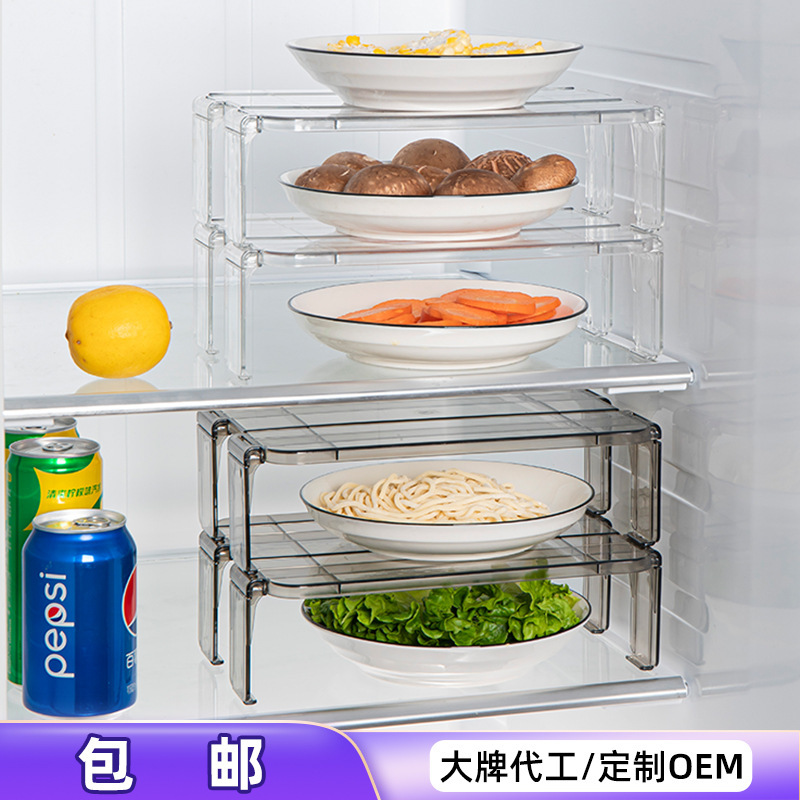 冷蔵庫の棚の内部の多層の台所用品の家庭用大全は階層的に台の食器棚の調味料の瓶の収納棚を隔てています。|undefined