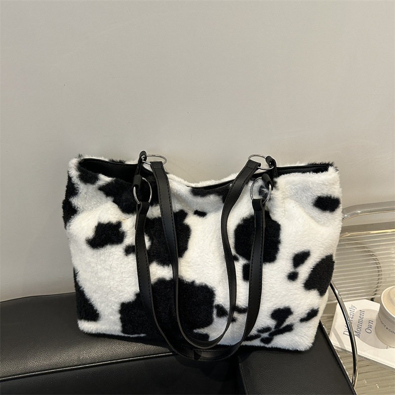 Bolso de lana de gran capacidad personalizado popular este año otoño e invierno 2024 nueva versión coreana de moda popular de un solo hombro bolso especial de este año