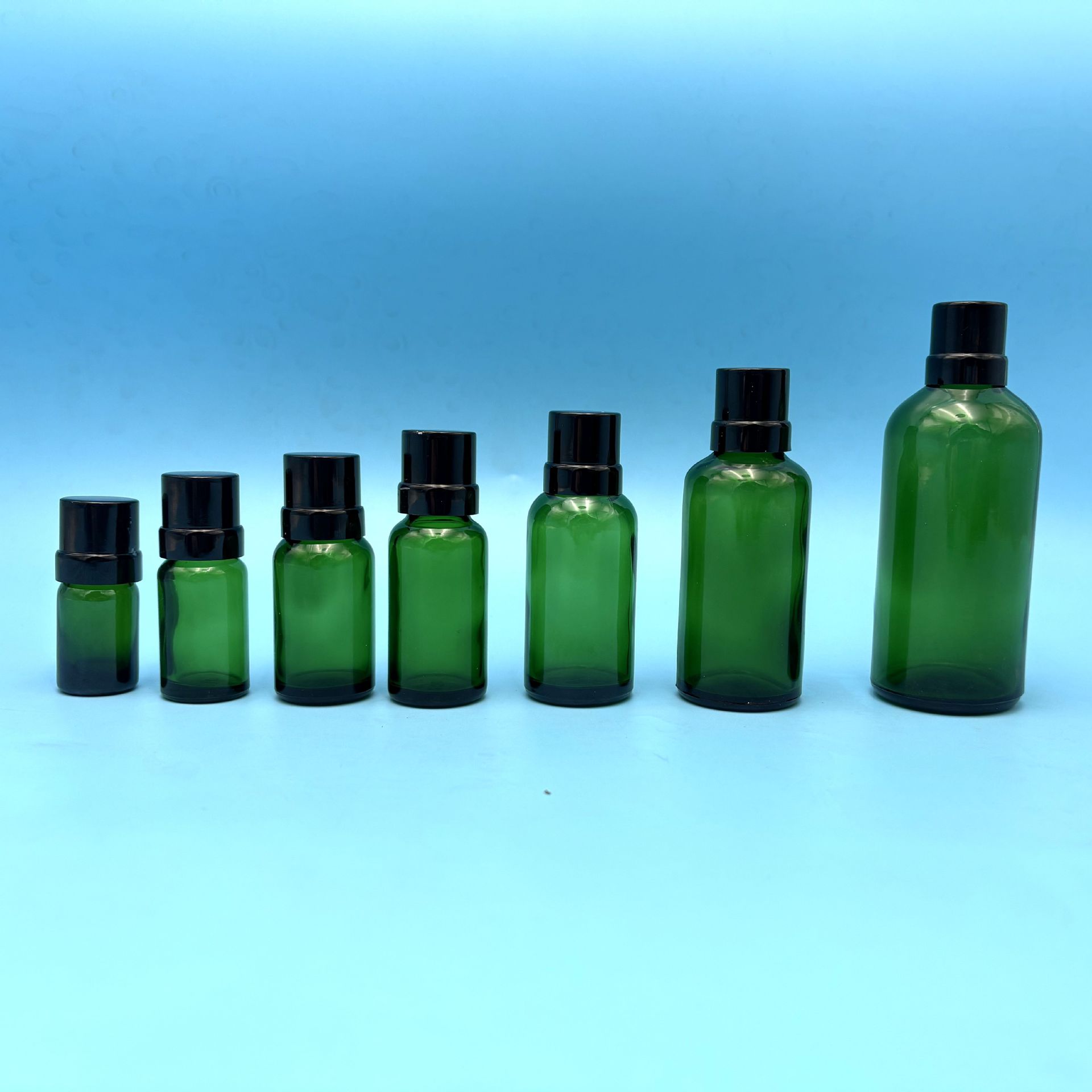 现货批发绿色玻璃精油瓶原色玻璃滴管瓶5-100ml化妆品便携式喷雾