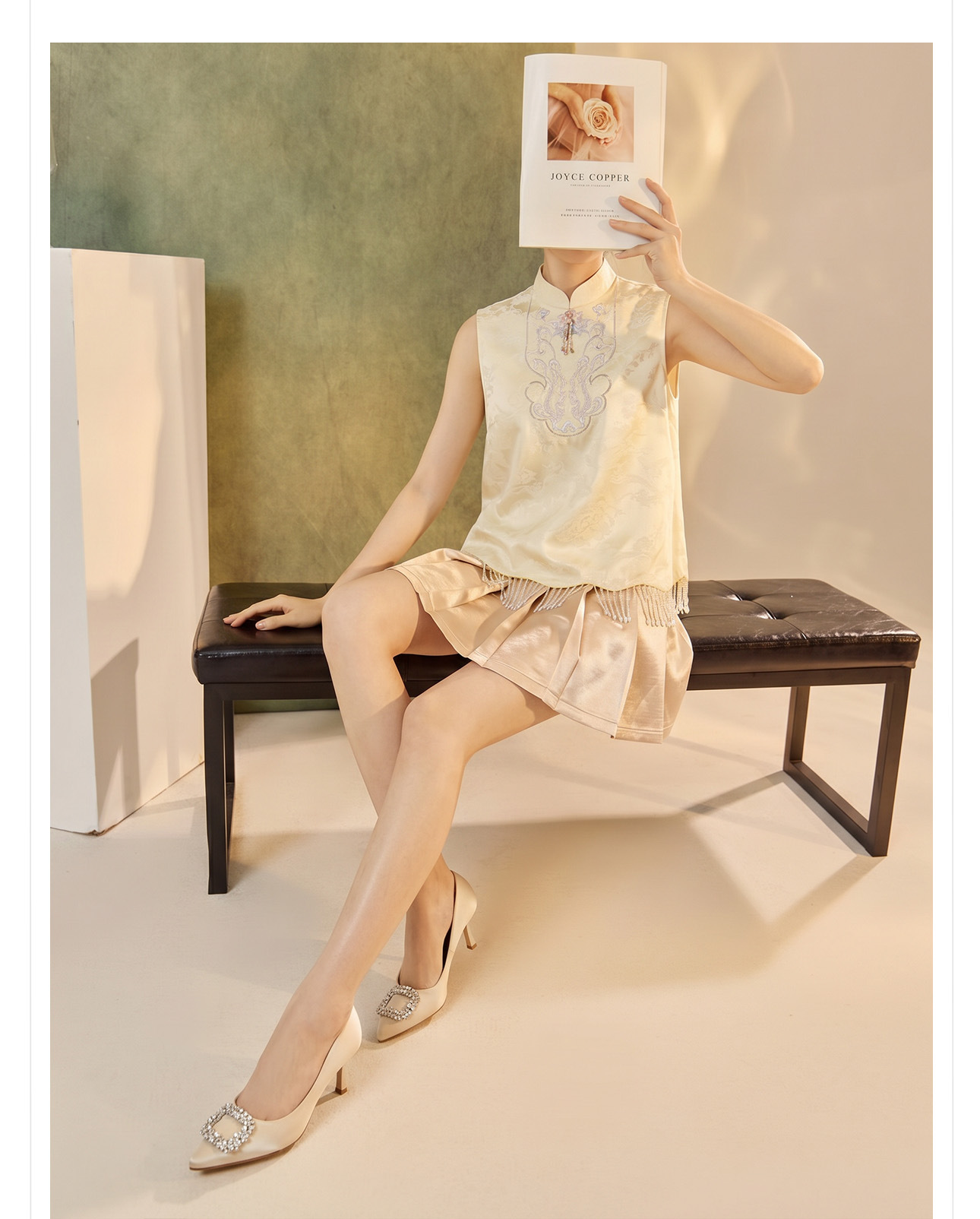 Bộ vest nữ thêu ngọc trai cổ tay đứng kết hợp váy ngắn xếp ly cao eo — Trang chủ chi tiết 3