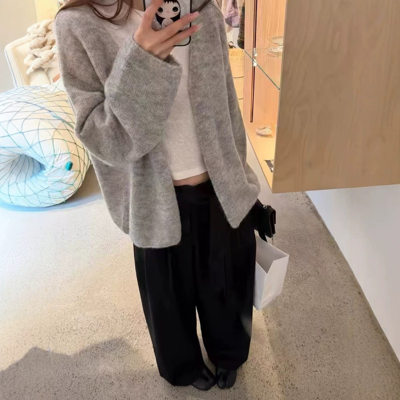 Korean-style soft and cozy gray knitted cardigan sweater for women, loose and versatile outerwear for early autumn Korean-style soft and cozy gray knitted cardigan sweater for women, loose and versatile outerwear for early autumn