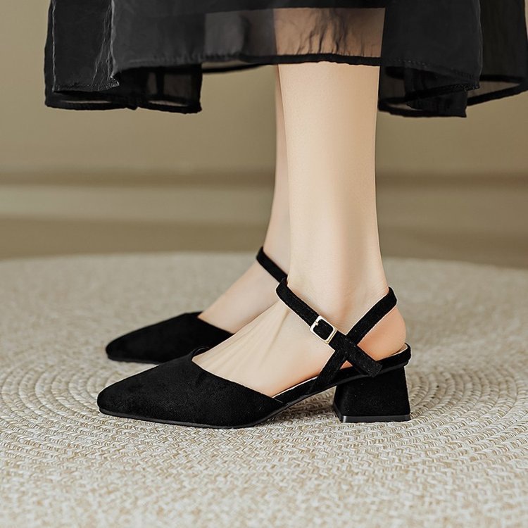 Baotou sandalias para mujeres 2026 nuevo tacones gruesos de estilo de hadas de tipo hebilla trasera vacío tacones altos