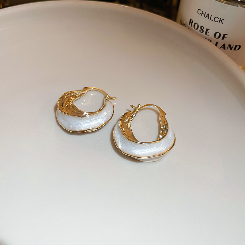 Pendientes de perlas de aceite con goteo de aguja de plata Pendientes de todo fósforo de moda, lujo ligero, joyería retro de alta gama al por mayor, fabricante de Yiwu