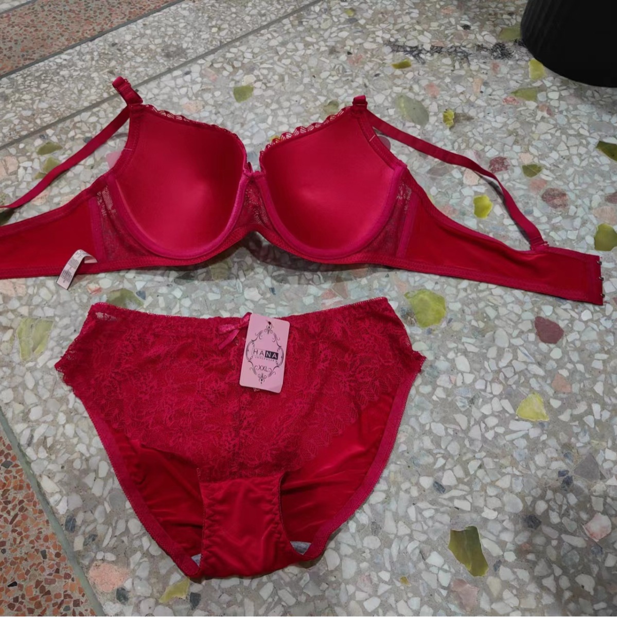 Marca nueva ropa interior de estilo europeo y americano de comercio exterior, encaje de gran tamaño para mujeres con un conjunto de bra de anillo de acero multicolor