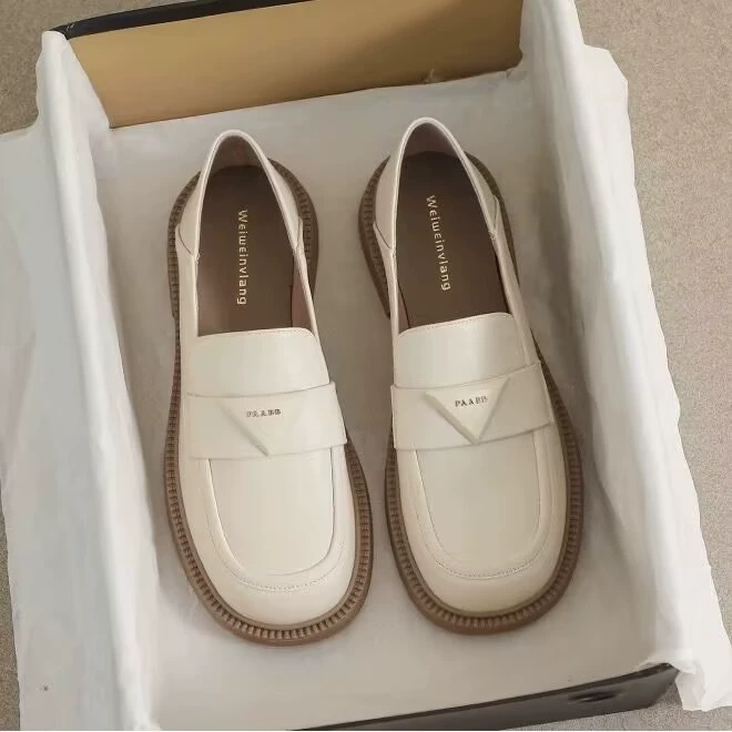 2025 новых женских туфель на толстой подошве в британском стиле, маленькие кожаные туфли черного цвета с круглым носком, большие размеры, оптом от производителя