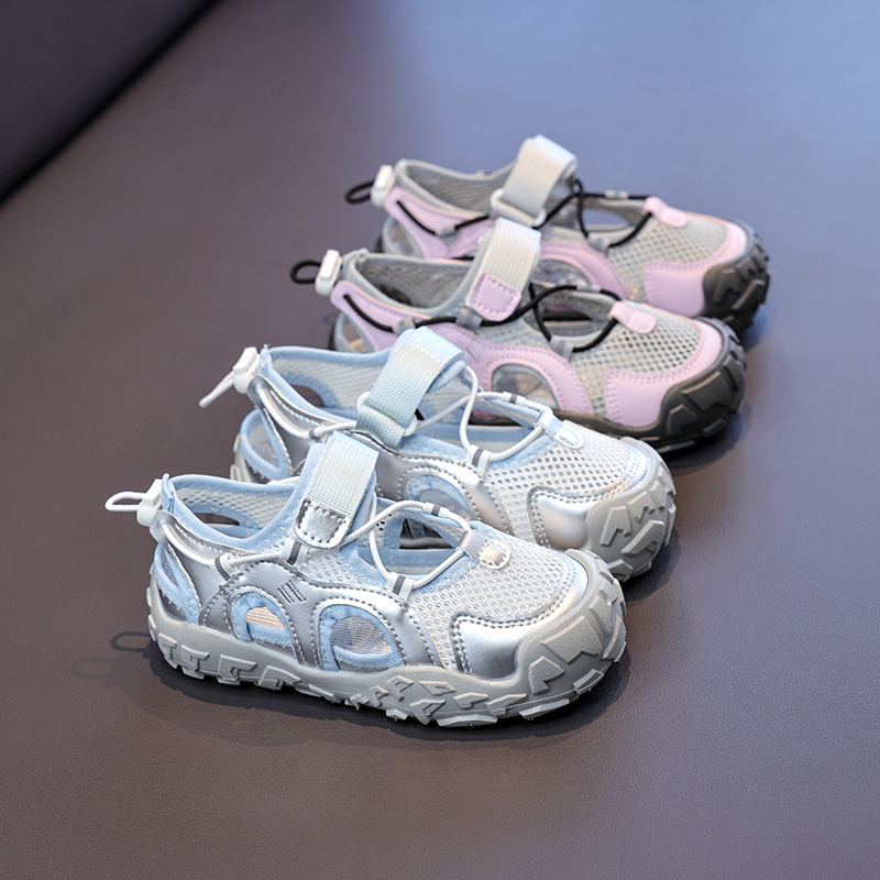 Sandálias de niñas verano 2026 nuevas zapatillas de niñas zapatillas de bocadillo de niños zapatos de retroceso suaves de malla transpirable