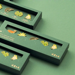 School Cultural and Creative Badge Gift Box Custom Special Paper Hot Stamping Foldableing Card Box Metal Badge Packaging Box Design