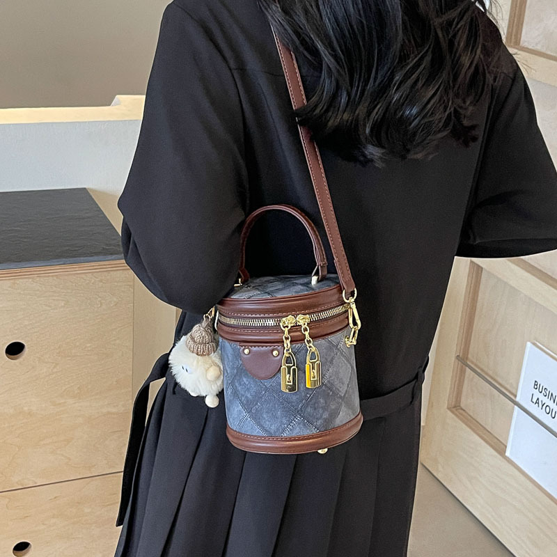 Bolso de mano popular este año, bolso de mano caliente para mujeres 2024, nuevo bolso de tendencia universal, bolso de balde de color de choque de alto nivel