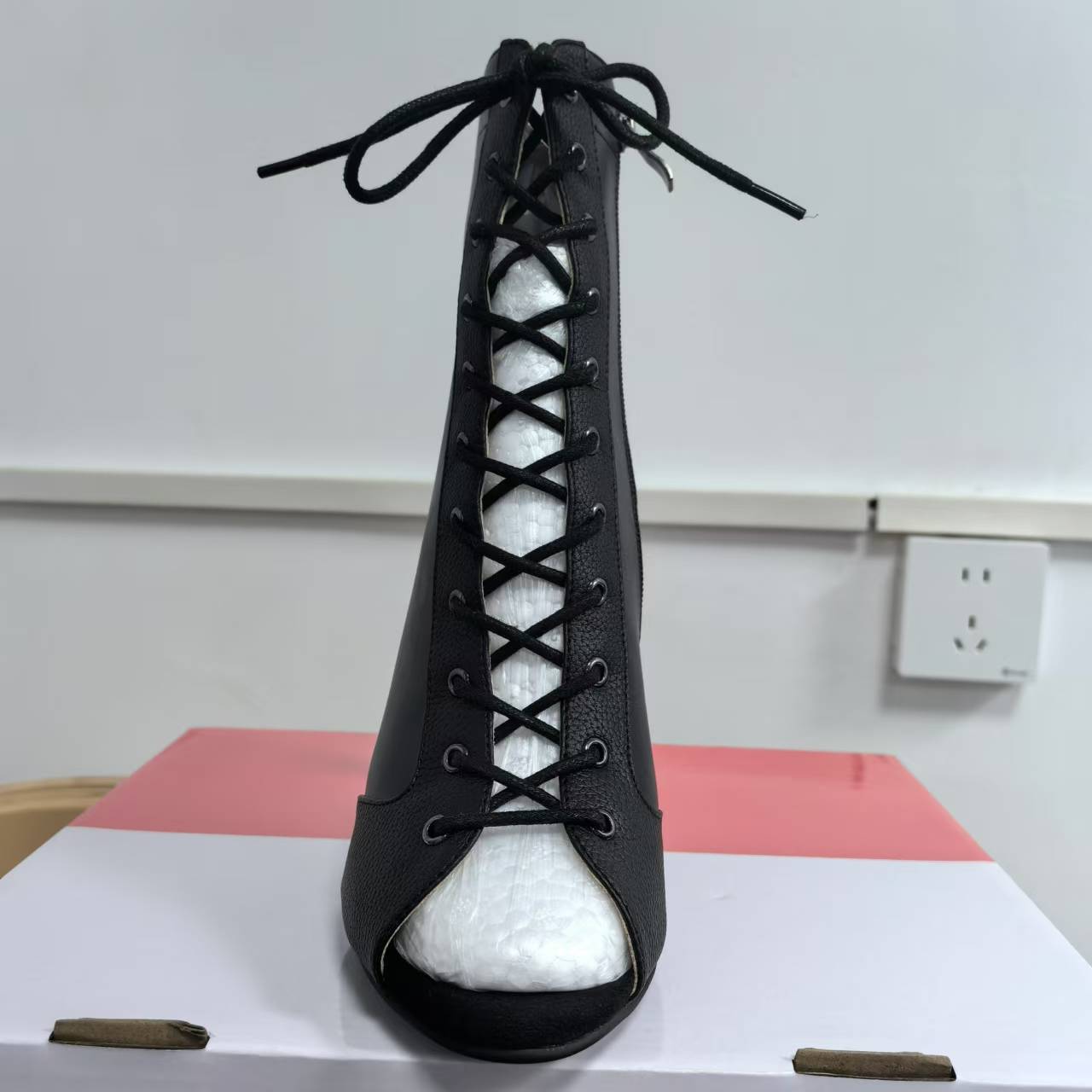 Jazz europeo y americano de lazo botas de boquilla de pez mujer primavera y verano botas cortas huecas de talón delgado sandalias de baile de talón alto tamaño grande