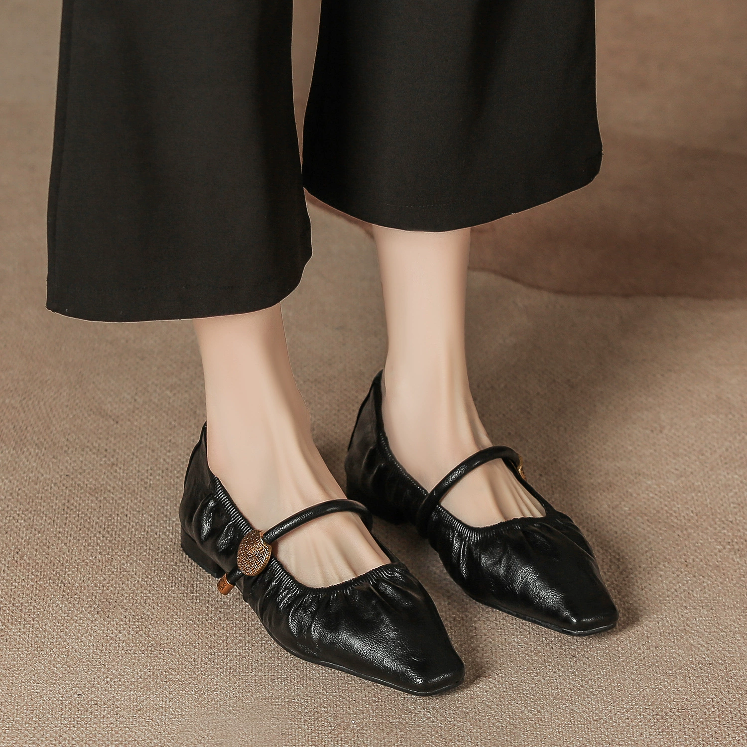 Новые осенне-зимние женские туфли в стиле французского ретро, с неглубоким вырезом, из мягкой кожи, на низком каблуке, с одной лямкой, плиссированные, в стиле Мэри Джейн, с заостренным носком.
