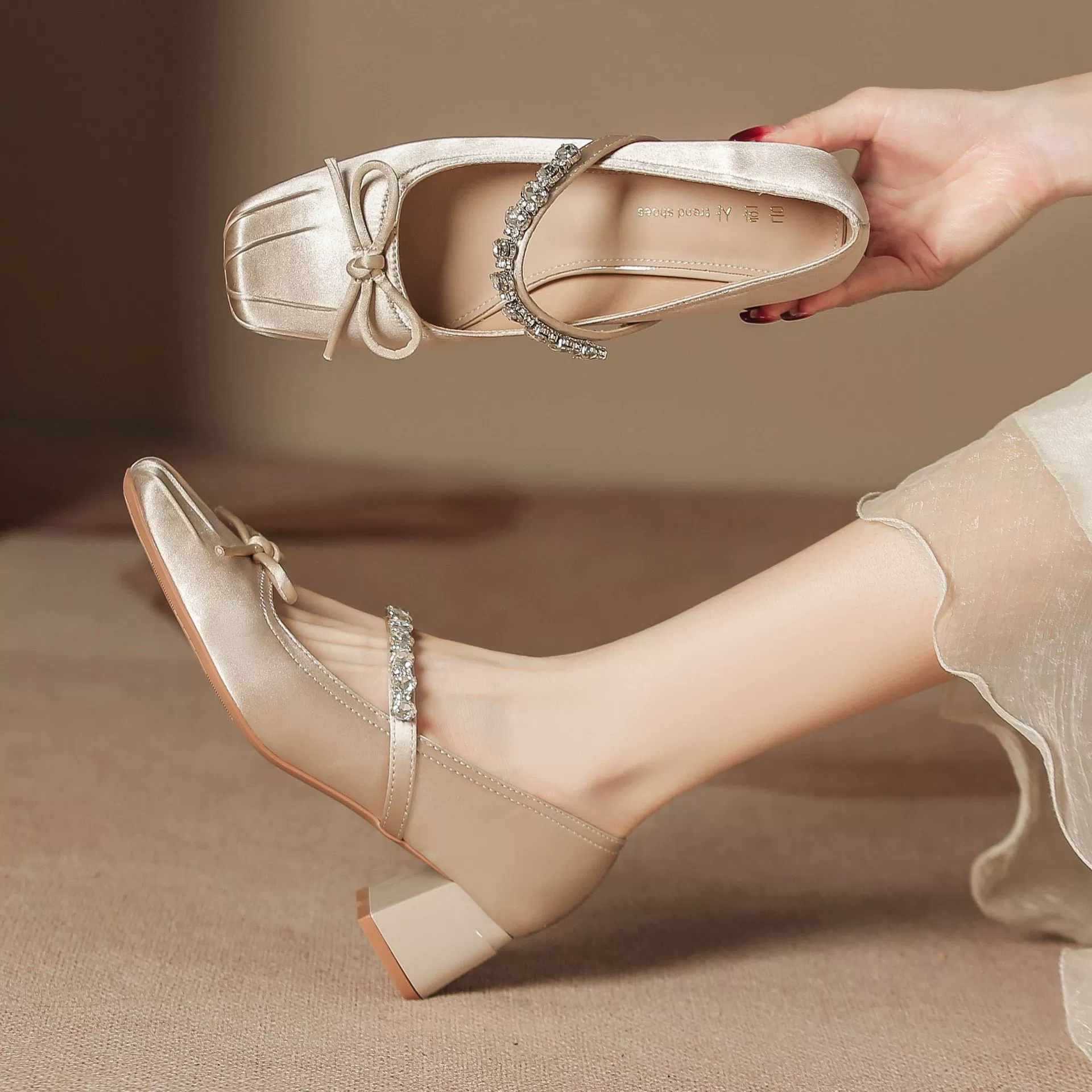 Шелковые туфли на высоком каблуке в стиле Chanel, легкая роскошь и высокое качество, женские летние туфли на массивном каблуке, квадратный носок с бантом, удобные для длительной стоячей работы.