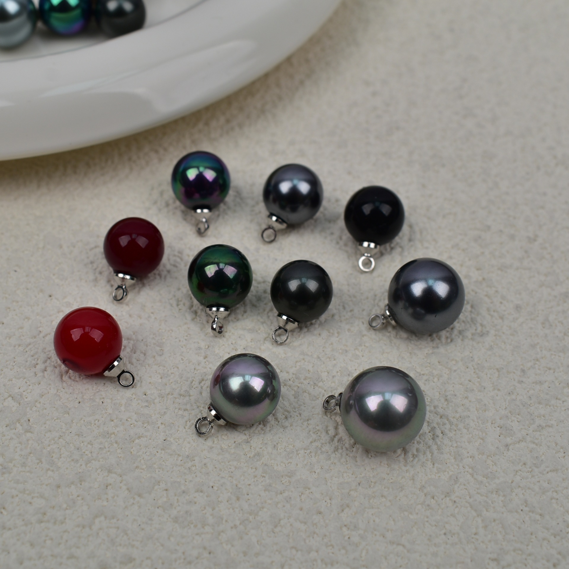 Demi-season pendant pearl