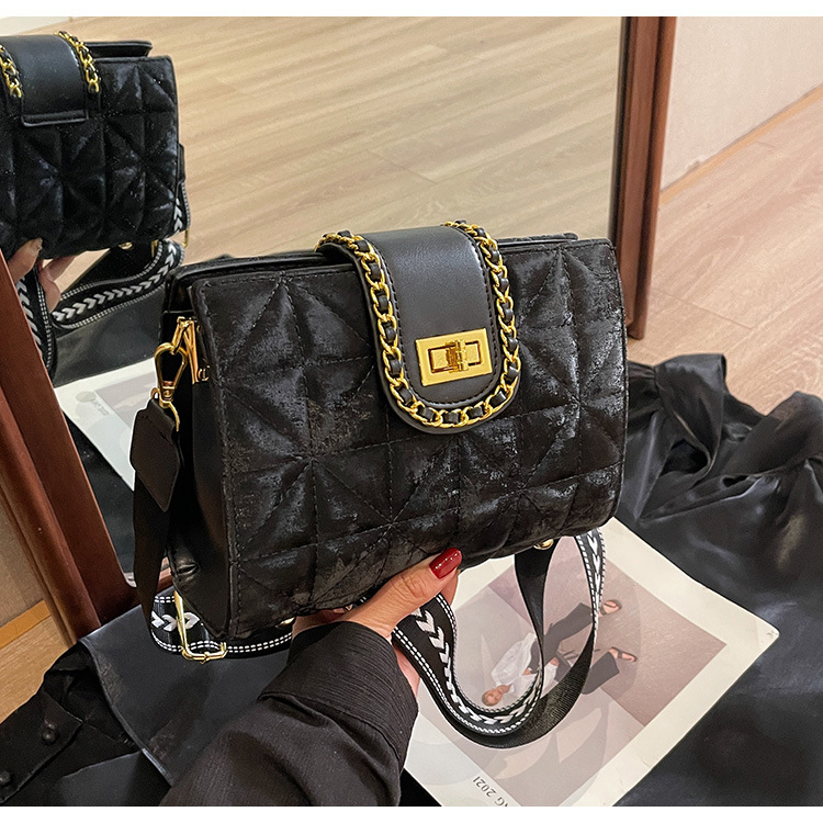 Women's Small Pu Leather Solid Color Lingge Streetwear Lock Clasp Shoulder Bag display picture 2