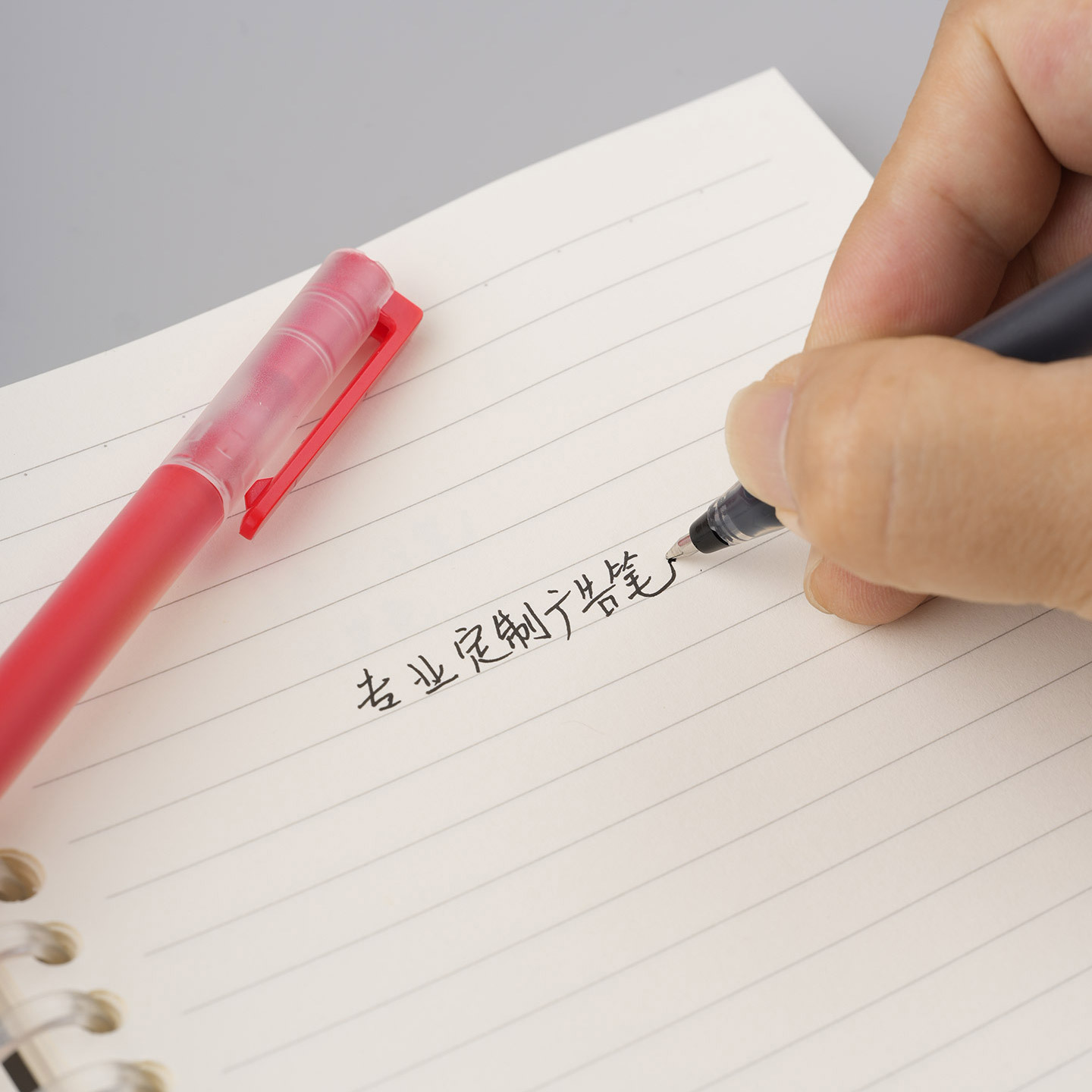 Una gran capacidad de escritura rápida y secada, bolígrafo negro, bolígrafo de agua de oficina, bolígrafo publicitario personalizado, bolígrafo rojo, revisión del logotipo image 4