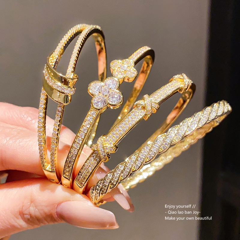 18K Real Gold Electroplated Zircon Leaf Clasp Bracelet, Fashionable and Versatile for Commuting, Light Luxury High-End Jewelry for Women 18K Real Gold Electroplated Zircon Leaf Clasp Bracelet, Fashionable and Versatile for Commuting, Light Luxury High-End Jewelry for Women
