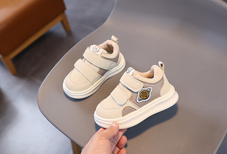 Scarpe casual da tavola da ragazzo bianche con suola morbida e traspirante, versatili, per la stagione primavera e autunno 2024 per bambini_voghion.com
