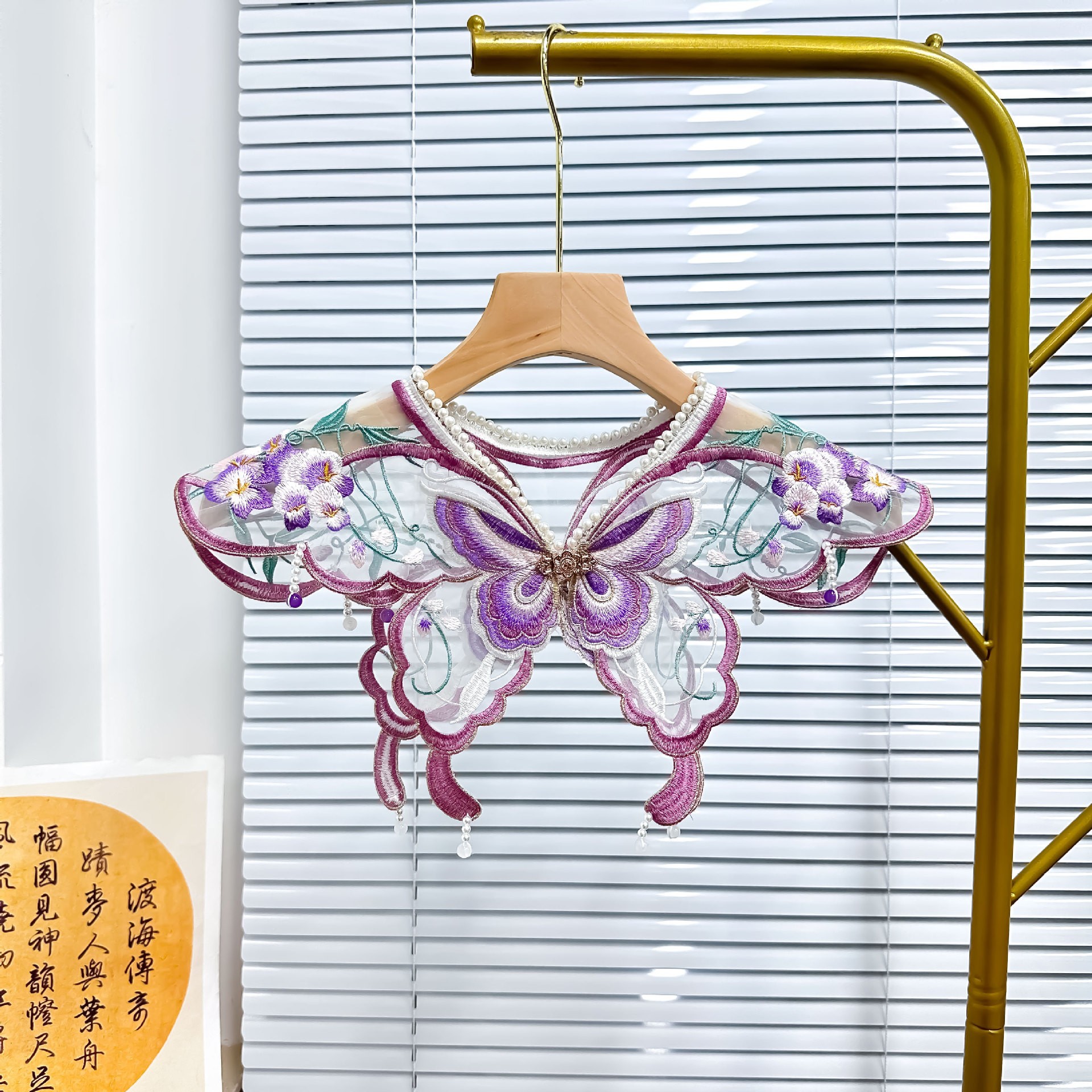 Bordado púrpura botón vestido de caballo hombro nube mariposa malla de perla collar cuentas bordadas decoración de flores de collar adulto